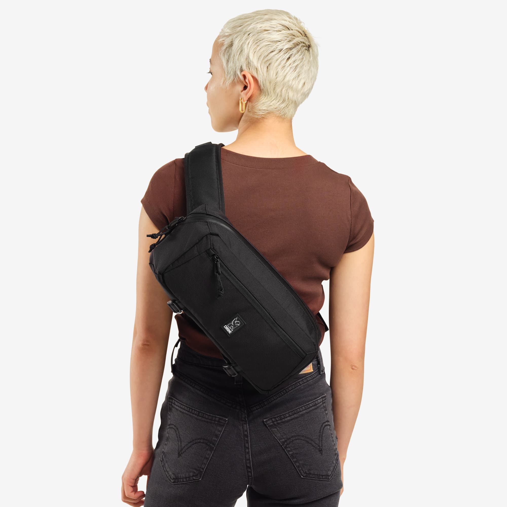 Mini Kadet on a woman, wearing the black version #color_sandstone